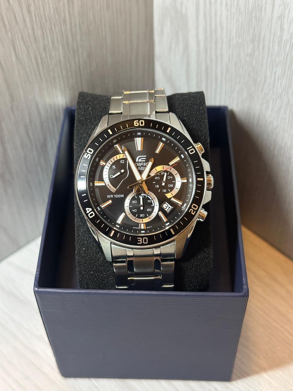 Edifice EFR-552D con correa de acero y fondo negro